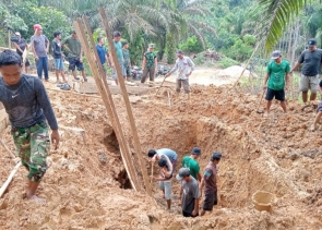 Perkuat Pondasi, Satgas Jembatan Kodim 0302/Inhu Tanam Kayu Cerocok Untuk Jembatan Gantung Garuda
