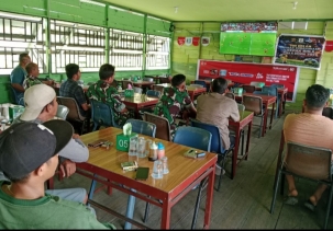 Nobar Piala Dunia 2026 Babinsa Koramil 01/Rengat, Kodim 0302/Inhu Wujudkan Kebersamaan TNI dengan Masyarakat
