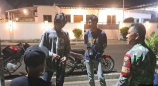 Babinsa Koramil 01/Rengat Perkuat Keamanan Wilayah Binaan Lewat Patroli