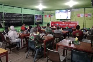 Kebersamaan Nobar Piala Dunia 2026, Babinsa Koramil 01/Rengat Manfaatkan Momen untuk Pererat Silaturahmi Dengan Warga Binaan