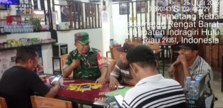 Cuaca Yang Tidak Menentu Babinsa Ingatkan Warga Supaya Tetap Waspada