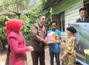 HUT RI Ke-80 Dan Sambut Hari Lahir Kejaksaan RI Ke-80, Kajari Asahan Kunjungi Nenek Sarwen