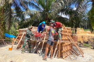 Terapkan Wujud Kemanunggalan, Satgas Kodim 0302/Inhu Kebut Fondasi Jembatan Gantung Garuda
