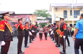 Pisah Sambut Kapolres Tebing Tinggi Diwarnai Kalung Bunga dan Pedang Pora