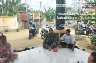 Babinsa Koramil 01/Rengat Komsos Bersama Perangkat Desa Redang