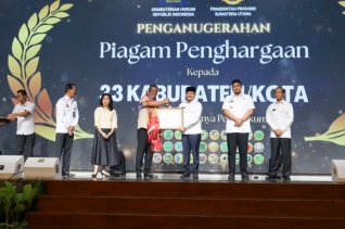 Mudahkan Akses Pelayanan Hukum Bagi Masyarakat, Wako Tebing Tinggi Terima Penghargaan dari Kementerian Hukum RI