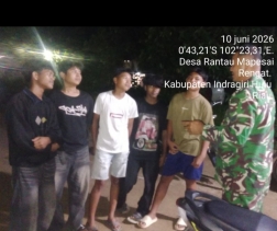Sambanggi pemuda Di Desa Binaan Saat Babinsa Jalankan Patroli Malam