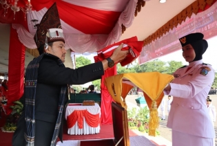 Wako Tebing Tinggi Pimpin Upacara Peringatan HUT ke 81 Kemerdekaan RI di Lapangan Merdeka