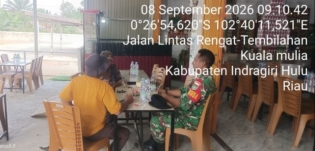 Babinsa Koramil 01/Rengat Perkuat Kemanunggalan TNI dan Rakyat Melalui Komsos