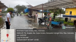 Cuaca Sedikit Ekstrim Babinsa Ajak Perangkat Desa Himbau Ke Warga Waspada Banjir.