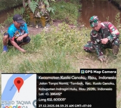 Kepedulian Babinsa Kepada Masyarakatnya Tak Diragukan Lagi Salah Satunya Bantu Bersihkan Pekarangan Rumah Saat Komsosnya