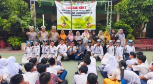 Ditlantas Polda Riau Tanam Pohon dan Bagikan Helm kepada Pelajar SMK PGRI Pekanbaru