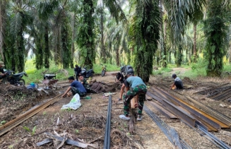 Gotong Royong TNI dan Warga Percepat Pembangunan Jembatan Gantung Garuda