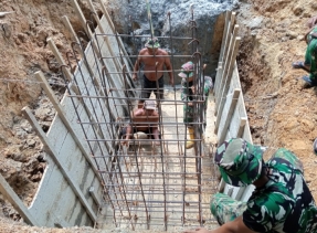 Satgas Jembatan Buru Pembuatan Pondasi Abutment Namun Penuh Ketelitian.
