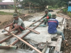 Babinsa Koramil 01/Rengat Aktif Dukung Pembangunan Jembatan Gantung Garuda