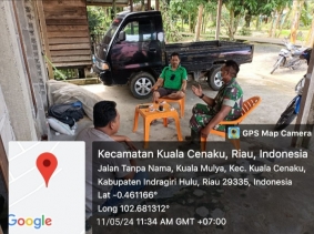 Babinsa Jalin Hubungan Baik antara TNI dan Masyarakat Dengan Komsonya .