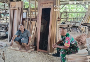 Babinsa Koramil 01/Rengat Komsos Dengan Pengerajin Mebel Kayu Desa Bukit Petaling