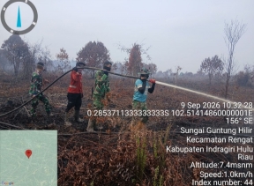 Personel Koramil 01/Rengat Bersama Tim Satgas Bahu-Membahu Padamkan Karhutla di Desa Sungai Guntung