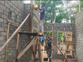 Dansat Tinjau Saat Satgas Sedang Lakukan Pengecoran Tiang Sudut Rumah RTLH