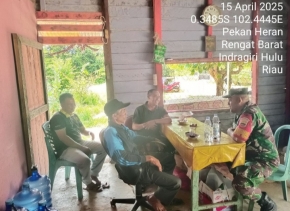 Babinsa Jalin Silahtuhrahmi Dengan Masyarakat Desa Binaanya Dengan Melaksanakan Komsos