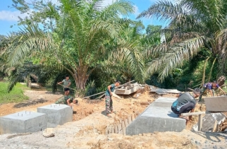 Satgas Jembatan Gantung Garuda Kodim 0302/Inhu-Kuansing Bersihkan Area Pondasi Beton
