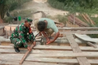 Babinsa dan Warga Percepat Pembangunan Jembatan Gantung Garuda