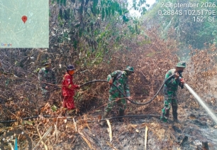 Karhutla di Desa Sungai Guntung Hilir, Babinsa Koramil 01/Rengat Bersama Tim Gabungan Lakukan Pemadaman dan Pendinginan