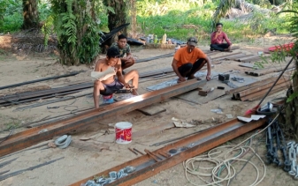 Wujud Kemanunggalan TNI-Rakyat, Satgas Kodim 0302/Inhu Terus Kebut Pembangunan Jembatan Gantung Garuda