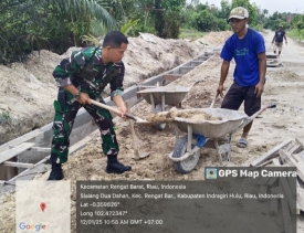 Lakukan Goro Untuk Aksi Bersih  , Babinsa Bersama Warga Membersihkan Parit Di Desa Binaan.