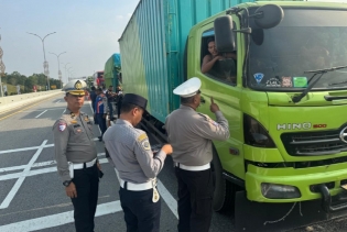 Cegah Potensi Kecelakaan, Ditlantas Polda Riau dan Stakeholder Tertibkan Truk ODOL di Tol Pekanbaru-Dumai