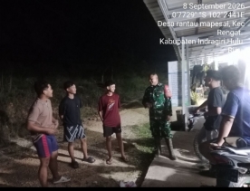 Cegah Gangguan Kamtibmas, Babinsa Koramil 01/Rengat Patroli Malam Bersama Warga