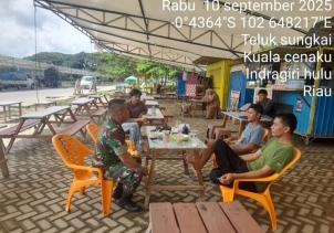 Jalin Keakraban Dengan Perangkat Desa, Babinsa Koramil 01/Rengat Laksanakan Komsos Di wilayah Binaan.