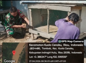Saat Melaksanakan Komsos Babinsa  Bantu Perbaiki Kandang Ayam Warganya