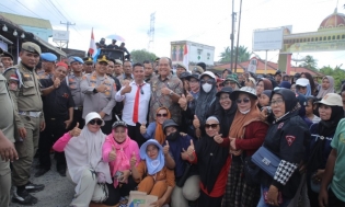 Bupati Asahan Temui Warga Yang Gelar Aksi Demo