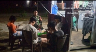 Suasana Liburan Sekolah Babinsa koramil 01/Rengat Smakin Rutin Patroli Malam Dikelurahan Iamdag
