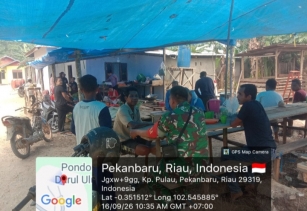 Babinsa Koramil 01/Rengat Laksanakan Komsos dengan Warga Desa Binaan