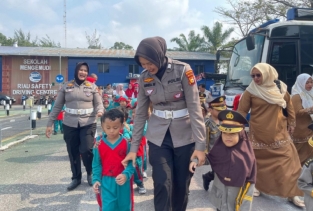 Tanamkan Keselamatan Sejak Dini, Polantas Karib Kenalkan Rambu Lalu Lintas dan Green Policing kepada Anak TK
