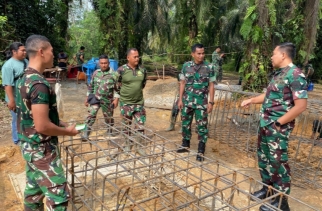 Saat Tinjau Jembatan Dandim 0302/Inhu-Kuansing Agar Percepat Pekerjaan Tiang Pilon Dan Sling Dipercepat Penyelesaianya