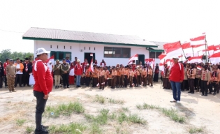 Wakil Bupati Asahan Kobarkan Semangat Merdeka Melalui Kirab Dan Pengibaran Bendera Merah Putih Di Desa Silo Baru