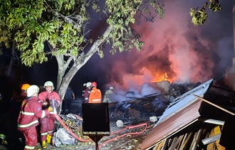 Kebakaran Hebat Melanda Gudang Kayu di Tenayan Raya Pekanbaru