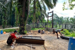 Masuki Tahap Finishing, Satgas Kodim 0302/Inhu Laksanakan Pengecatan Pagar Jembatan Garuda