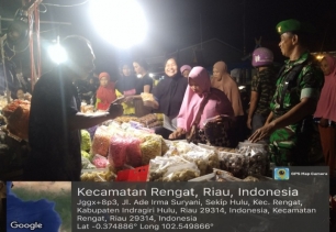Wujudkan Suasana Kondusif, Babinsa Memberikan Himbauan Saat Laksanakan Patroli Malamnya