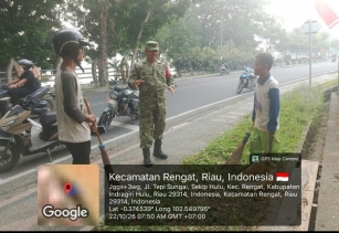 Babinsa Koramil 01/Rengat Ajak Warga Jaga Kebersihan Lingkungan