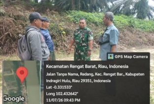 Babinsa Koramil 01/Rengat Ajak Petani Tingkatkan Keselamatan dan Keamanan Kebun Sawit