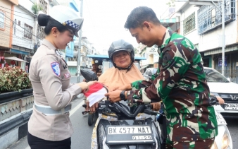 Polres Tebing Tinggi Bagikan 3.000 Bendera Merah Putih Sambut HUT ke 81 RI