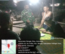 Pantau Daerah Padat Penduduk Babinsa Koramil 01/Rengat Melaksanakan Patroli Malam