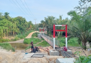 Pembangunan Jembatan Gantung Garuda Terus Berlanjut, Satgas Kodim 0302/Inhu Libatkan Warga