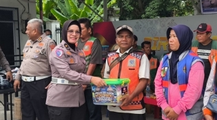 Semarak HUT Lantas ke-71, Ditlantas Polda Riau Gelar Baksos Bersama Ojol, Jukir dan Petugas Kebersihan