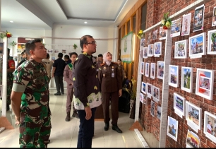 Dandim 0302/Inhu - Kuansing Kunjungi Lelang Pameran Photo Dikantor Kajari Inhu
