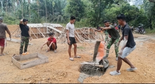 Warga Bersama Tim Satgas Kodim 0302/Inhu Bangun Jembatan Gantung Garuda